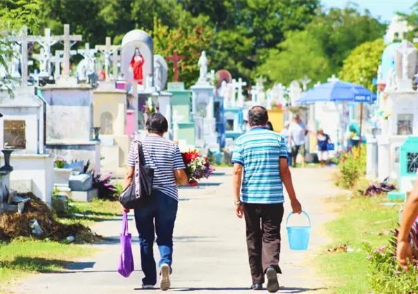 Celebración del Janal Pixan en el Cementerio General de Mérida llegó con tradición, nostalgia y color