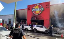 Explosión de vehículo frente a tienda Waldos deja más de 20 muertos en Sonora
