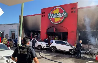 Explosión de vehículo frente a tienda Waldos deja más de 20 muertos en Sonora