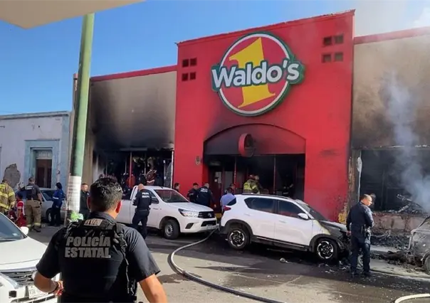 Explosión de vehículo frente a tienda Waldos deja más de 20 muertos en Sonora
