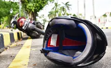 Motociclista muere en Iztapalapa tras chocar contra un poste; llevaba el casco en el brazo Motociclista muere en Iztapalapa tras chocar contra un poste; llevaba el casco en el brazo