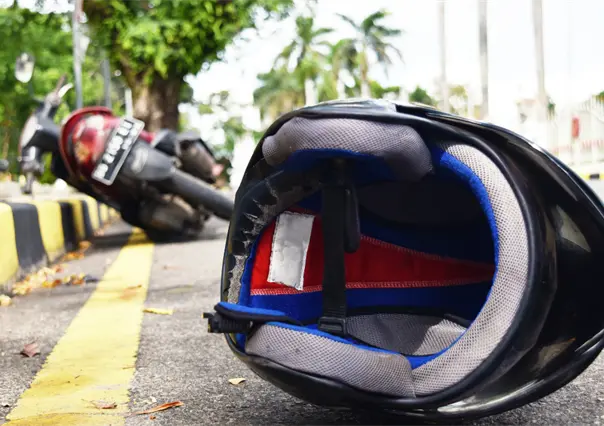 Motociclista muere en Iztapalapa tras chocar contra un poste; llevaba el casco en el brazo