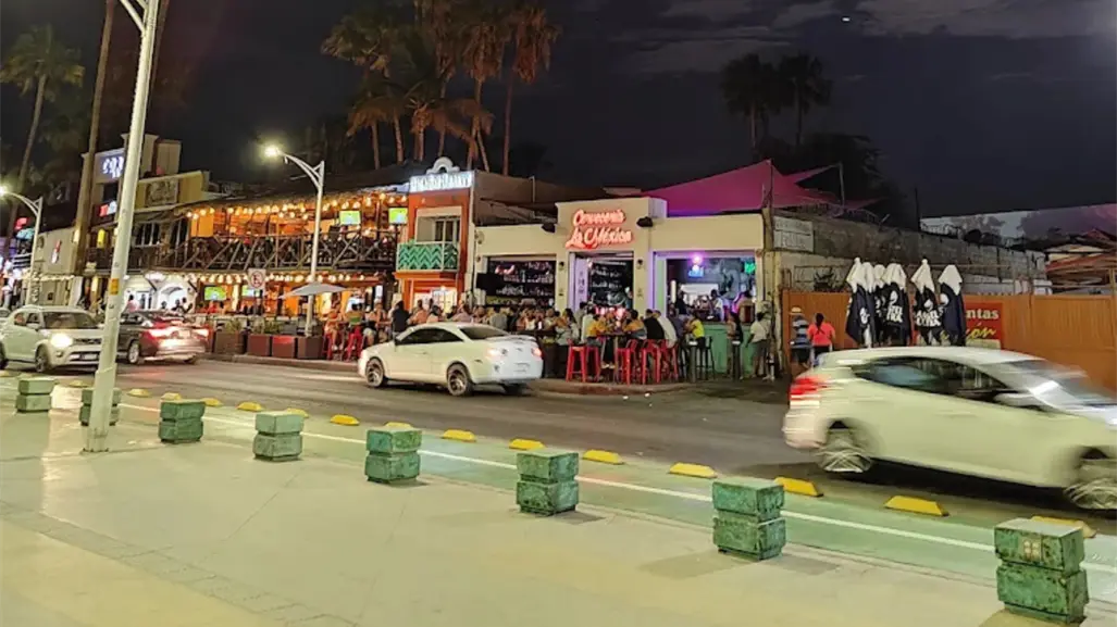 Un automóvil se sube a la banqueta en la cervecería La México en el malecón de La Paz y deja heridos