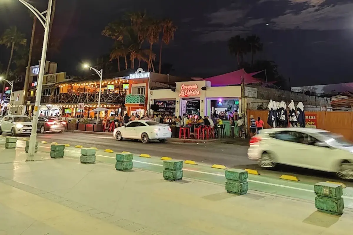 Fuerte accidente deja varios lesionados en el malecón de La Paz. Foto: Cervecería La México