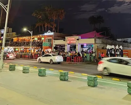 Un automóvil se sube a la banqueta en la cervecería La México en el malecón de La Paz y deja heridos