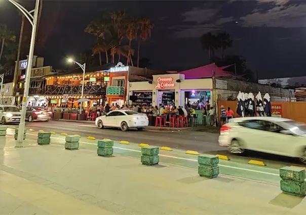 Un automóvil se sube a la banqueta en la cervecería La México en el malecón de La Paz y deja heridos