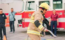 Jesús Nava se une a los bomberos en Santa Catarina y vive un domingo familiar Jesús Nava se une a los bomberos en Santa Catarina y vive un domingo familiar