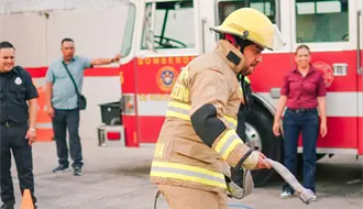 Jesús Nava se une a los bomberos en Santa Catarina y vive un domingo familiar