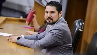 Fernando Aguirre entrega kits de limpieza en el panteón Topo Chico por Día de Muertos