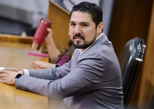 Fernando Aguirre entrega kits de limpieza en el panteón Topo Chico por Día de Muertos