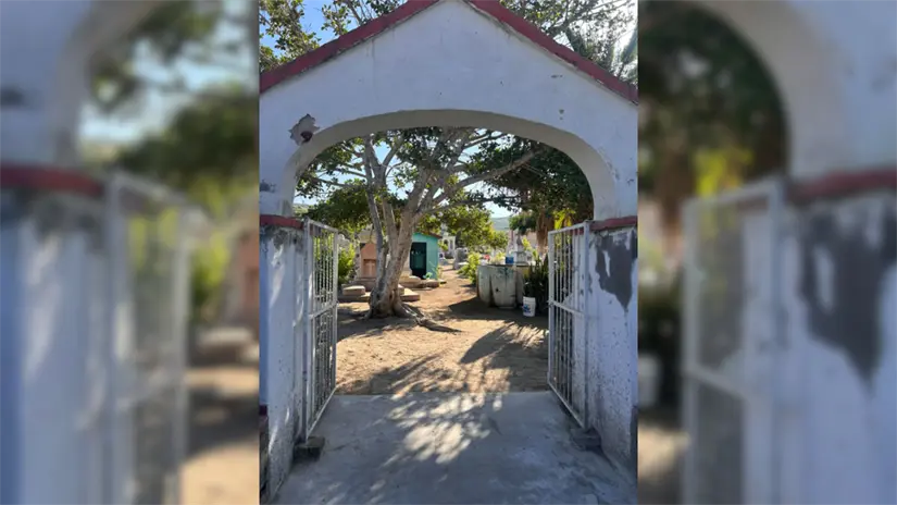 Entrada al panteón viejo de Todos Santos. Foto: Ivette Pérez / POSTA Baja California Sur.