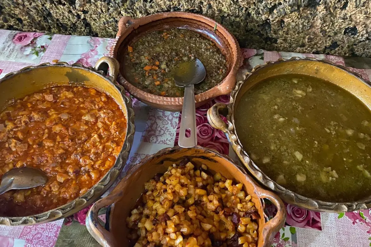 Por años han ofrecido deliciosa comida en pequeños negocios a la orilla de la carretera interejidal, ofreciendo deliciosa comida hecha en leña.  Foto: Daniel Espinoza