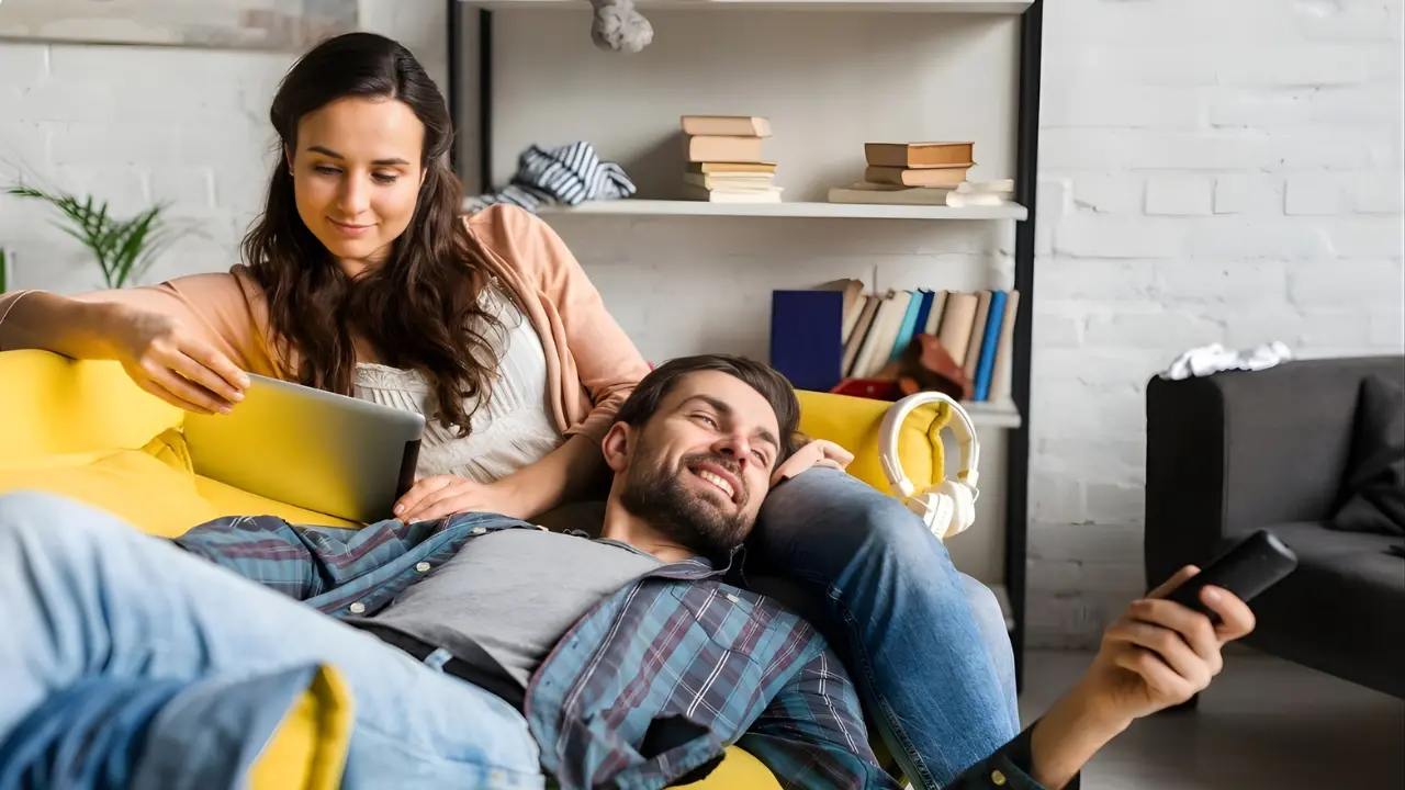 Los usuarios que prefieren planes tranquilos optan por artículos que combinan comodidad, tecnología y bienestar/Foto: Canva