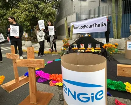 Exigen justicia para víctimas de explosiones de gas natural Engie: colocan ofrenda frente a la Embajada de Francia