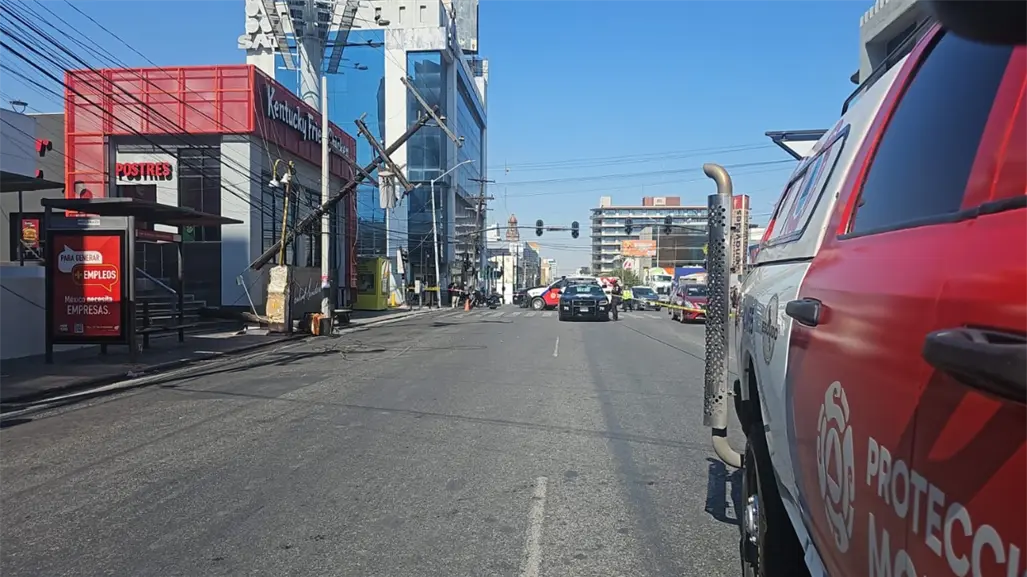 Choque deja poste de luz a punto de caer  y causa apagón en centro de Monterrey