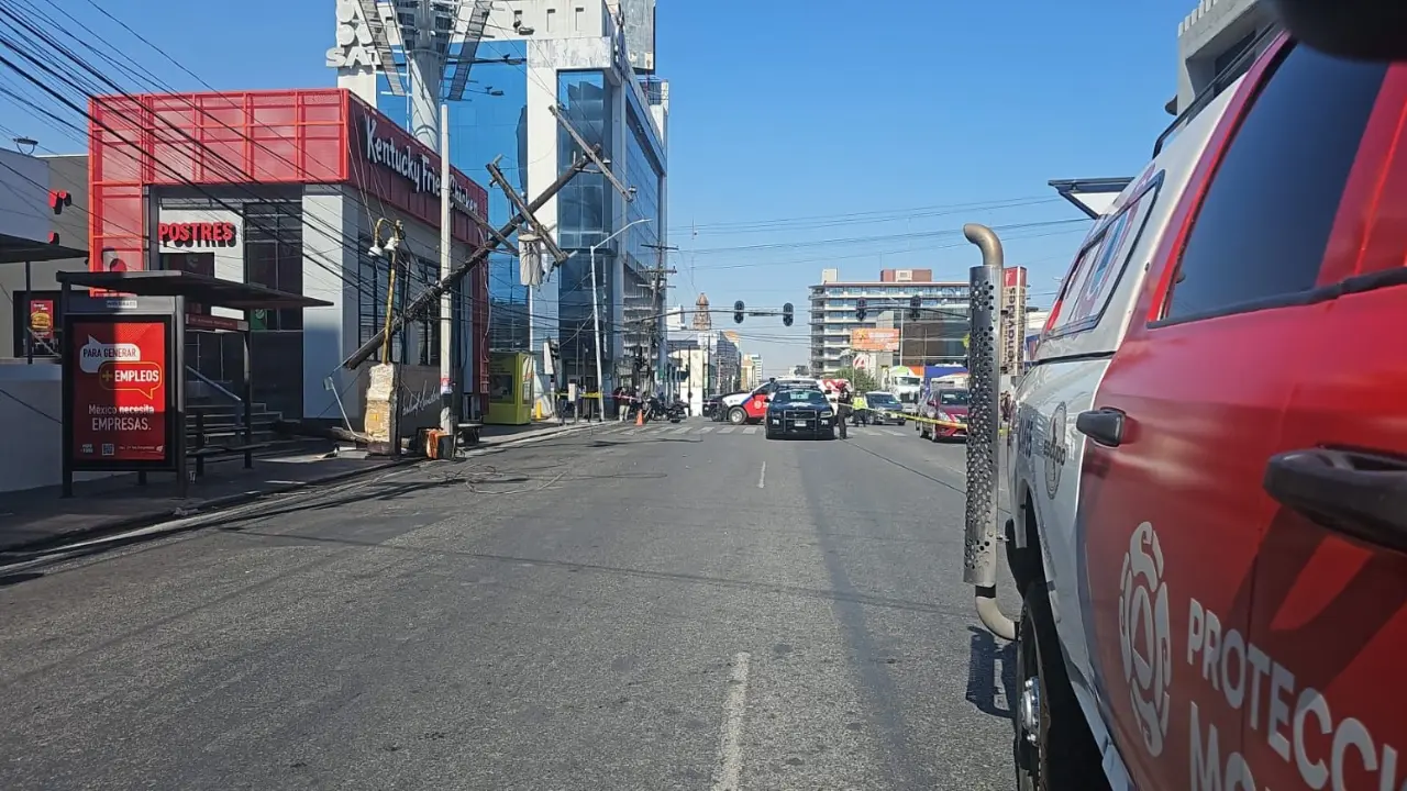Poste a punto de caer sobre la avenida Pino Suárez en el centro de Monterrey. Foto: Protección Civil de Monterrey