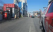 Choque deja poste de luz a punto de caer  y causa apagón en centro de Monterrey