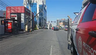 Choque deja poste de luz a punto de caer  y causa apagón en centro de Monterrey
