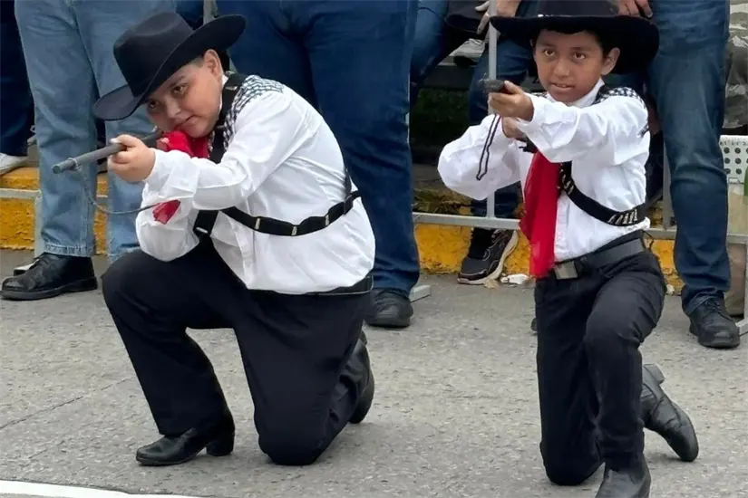 Canciones y corridos de Peso Pluma quedan totalmente restringidas en el desfile | Foto: Axel Hassel