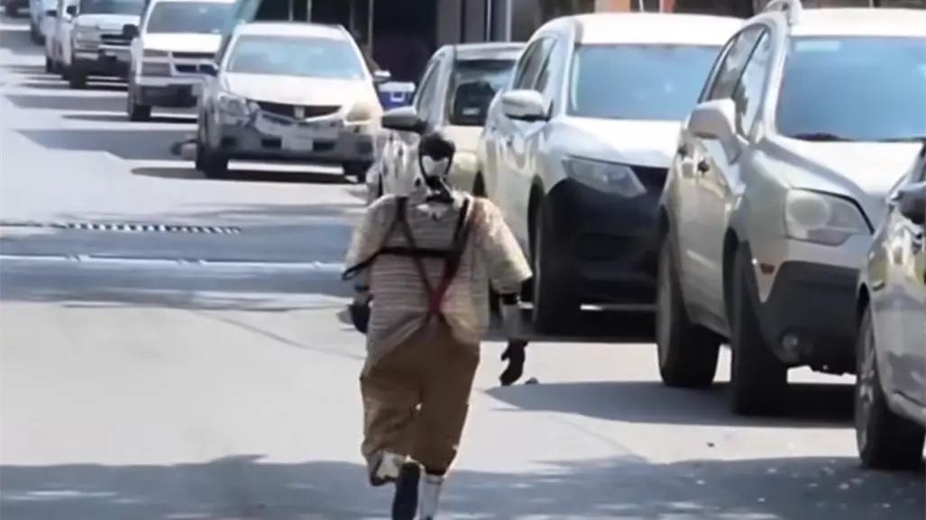VIDEO | Captan a robot humanoide disfrazado del Chavo del 8 corriendo en calles de Tamaulipas