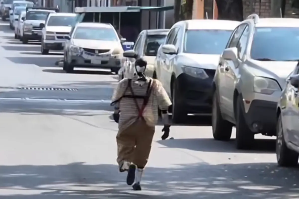 Robot humanoide captado en Tamaulipas vistiendo el atuendo del Chavo del 8. Foto: Carlos García