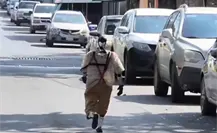 VIDEO | Captan a robot humanoide disfrazado del Chavo del 8 corriendo en calles de Tamaulipas VIDEO | Captan a robot humanoide disfrazado del Chavo del 8 corriendo en calles de Tamaulipas