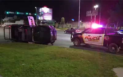 VIDEO | Vuelca patrulla de la Policía Preventiva en el cruce de Bulevar Colosio y Jesús García