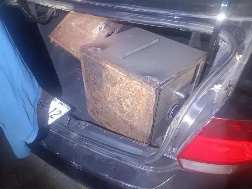 imagen recuadro La detención de dos hombres en Apodaca se dio tras ser perseguidos por la posesión de cajas fuertes robadas. Foto: Seguridad Pública de Apodaca