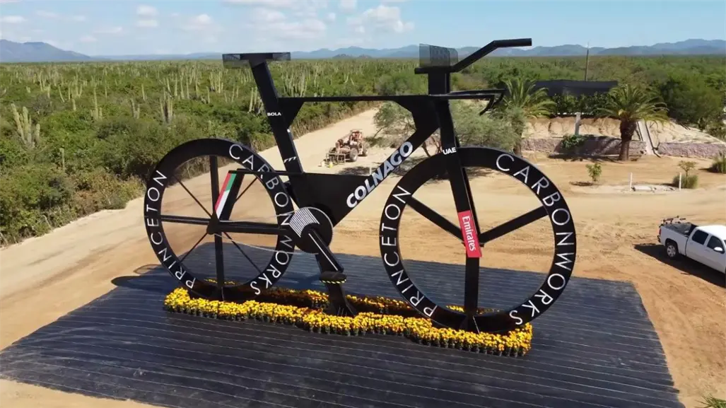 Así luce la bicicleta más grande del mundo en La Paz, inspirada en el ciclista mexicano Isaac del Toro