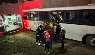 Camión se sale de la carretera en García y provoca fuerte accidente vial con 9 heridos