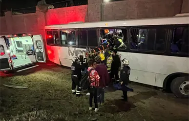 Camión se sale de la carretera en García y provoca fuerte accidente vial con 9 heridos