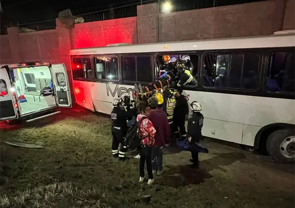 Camión se sale de la carretera en García y provoca fuerte accidente vial con 9 heridos