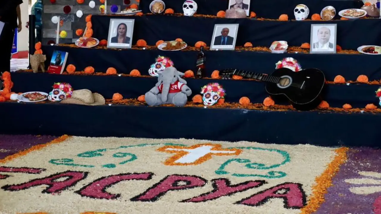 El altar de muertos en FACPYA no solo representa un gesto de respeto y memoria, sino también una oportunidad para reforzar los lazos comunitarios y la identidad cultural. Foto: FACPYA.
