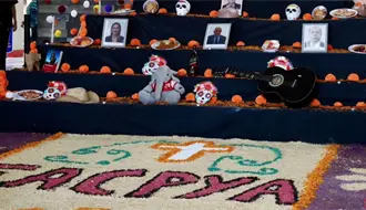 FACPYA realiza emotivo tributo con altar de Día de Muertos