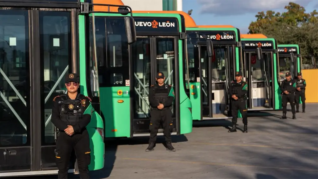 Samuel García entrega 16 nuevas unidades de la ruta 222 que ayudarán a cuatro municipios metropolitanos