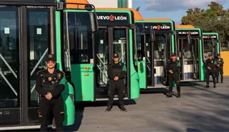 Samuel García entrega 16 nuevas unidades de la ruta 222 que ayudarán a cuatro municipios metropolitanos