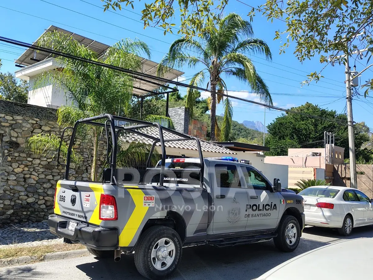 Una unidad de la Policía de Santiago vigila el exterior de una vivienda que fue robada en la congregación San Pedro, en El Álamo, del municipio de Santiago, Nuevo León. Foto: Raymundo Elizalde