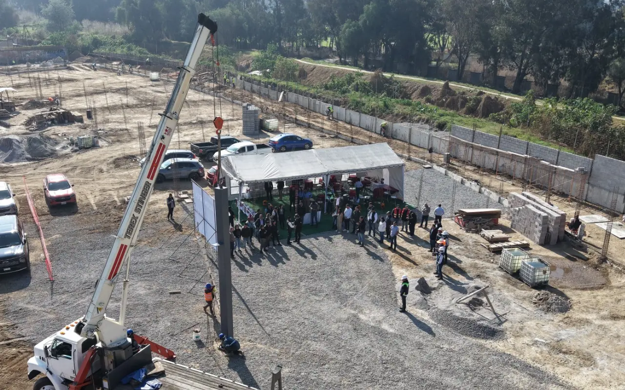 Comienza la construcción de la Plaza Costitlán en Chicoloapan. Foto: X/ Javier Mendoza (Canva)