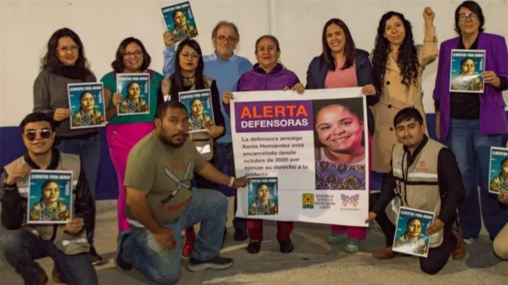 Delegación internacional visita a Kenia Hernández, activista presa en el Edoméx