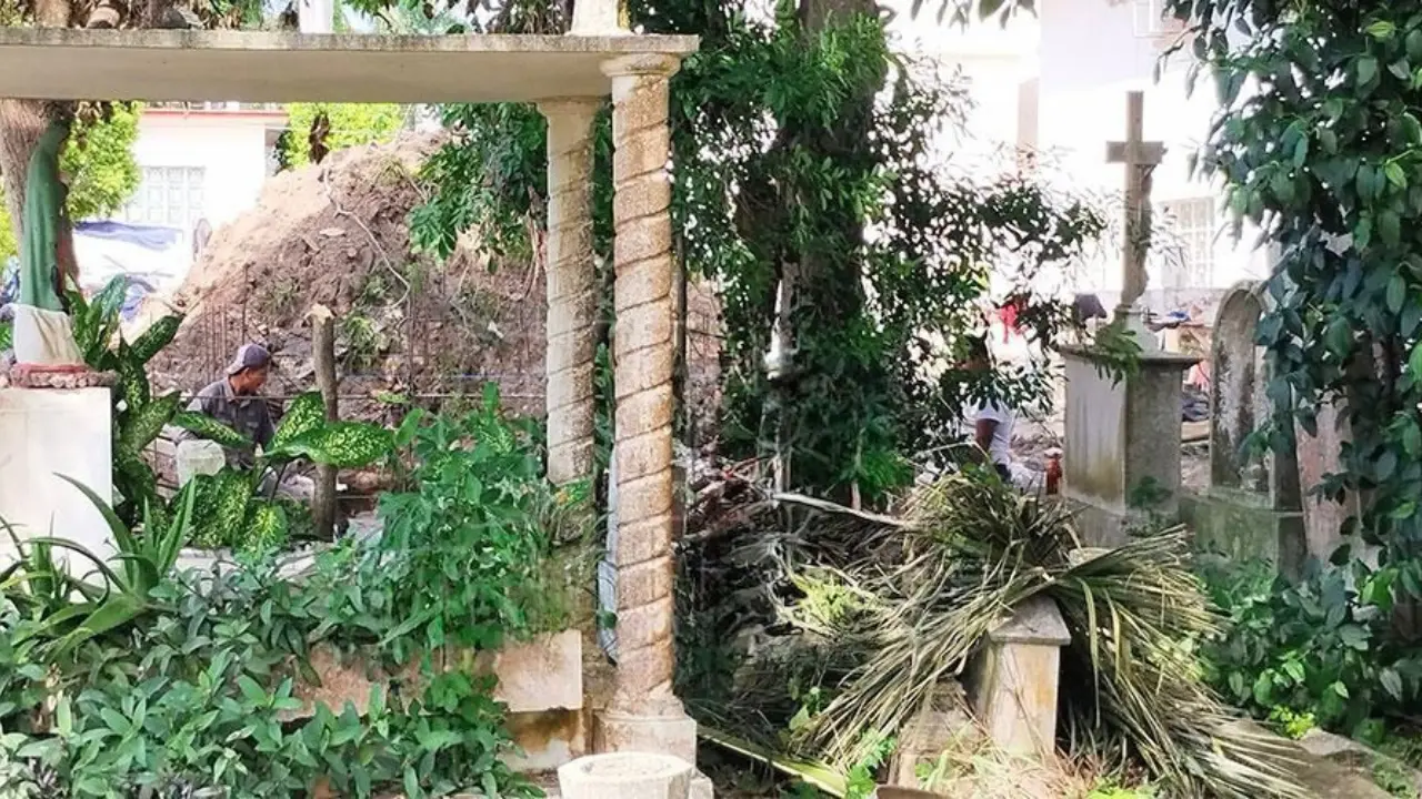 Demolición de obra con maquinaria afecta estructuras y tumbas en el cementerio municipal de Tampico | Foto: Axel Hassel