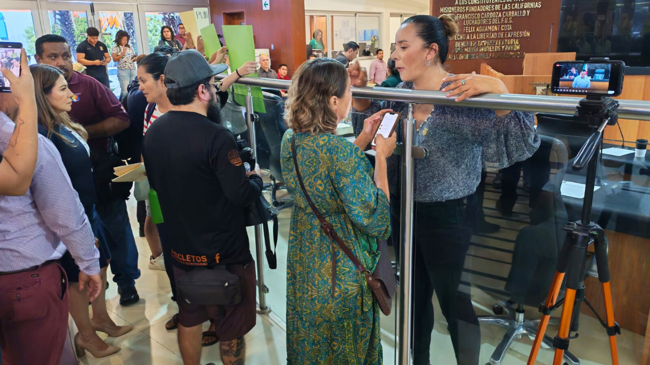 Diputadas se acercan a dialogar con los manifestantes Diputadas se acercan a dialogar con los manifestantes