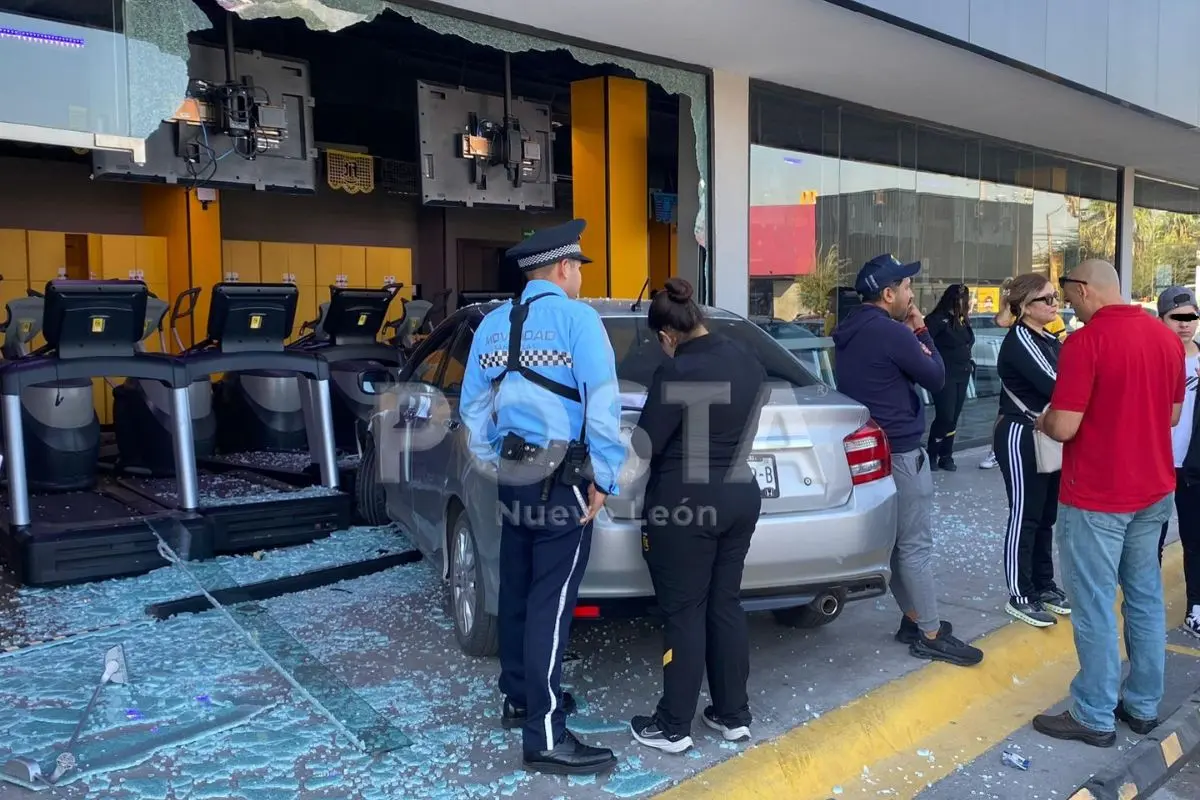 Un menor de edad chocó su auto contra el ventanal del gimnasio Smart Fit. Foto: POSTAMX