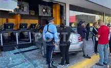 Menor de edad choca auto contra ventanal de Smart Fit en San Nicolás Menor de edad choca auto contra ventanal de Smart Fit en San Nicolás
