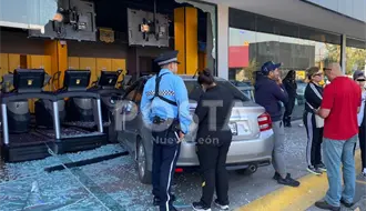 Menor de edad choca auto contra ventanal de Smart Fit en San Nicolás