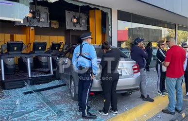 Menor de edad choca auto contra ventanal de Smart Fit en San Nicolás