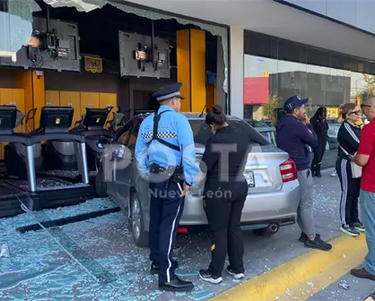 Menor de edad choca auto contra ventanal de Smart Fit en San Nicolás