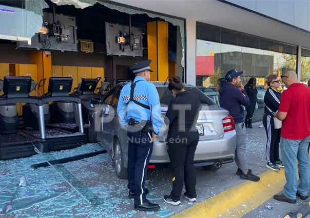 Menor de edad choca auto contra ventanal de Smart Fit en San Nicolás