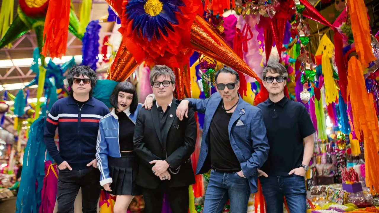 De fondo piñatas, Los Bunkers. Foto: Canva