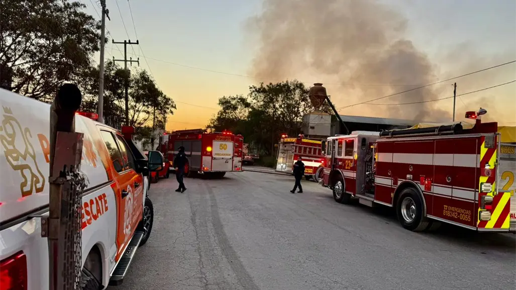 VIDEO | Incendio consume parte de una empresa en el Parque Industrial de Escobedo 