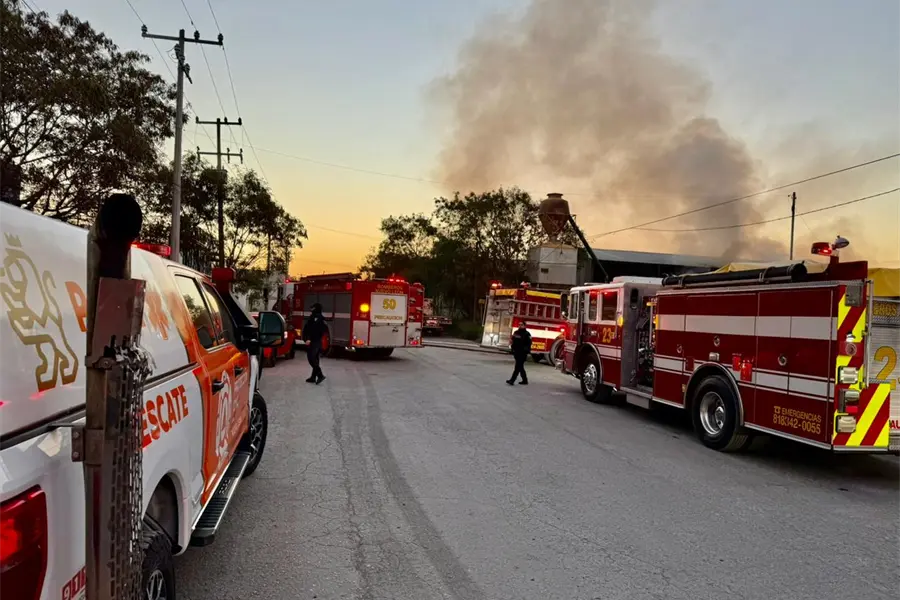 VIDEO | Incendio consume parte de una empresa en el Parque Industrial de Escobedo 